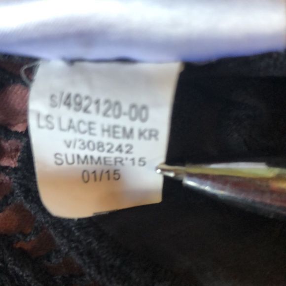 Gorgeous blouse boat neckline, embroidered with lace Banana Republic small NWOT - Picture 14 of 16